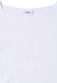T-shirt blanc à col rond avec une petite étiquette en tissu portant la mention "CECIL" cousue à l'encolure au dos.