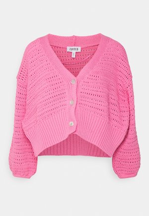 Rosa gestrickter kurz geschnittener Cardigan mit langen Ballonärmeln, drei weißen Knöpfen vorne und V-Ausschnitt.