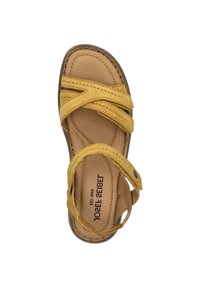 Sandale en daim jaune avec des brides croisées et un bout rond. Dispose d'une semelle intérieure rembourrée et d'une doublure en cuir lisse. Bride de cheville réglable.