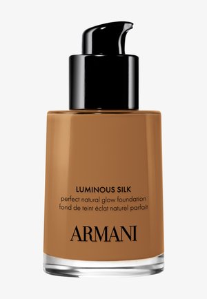 Armanin "Luminous Silk perfect natural glow foundation" -nimellä varustettu meikkivoide keskiruskeassa sävyssä, jossa musta pumppukorkki.