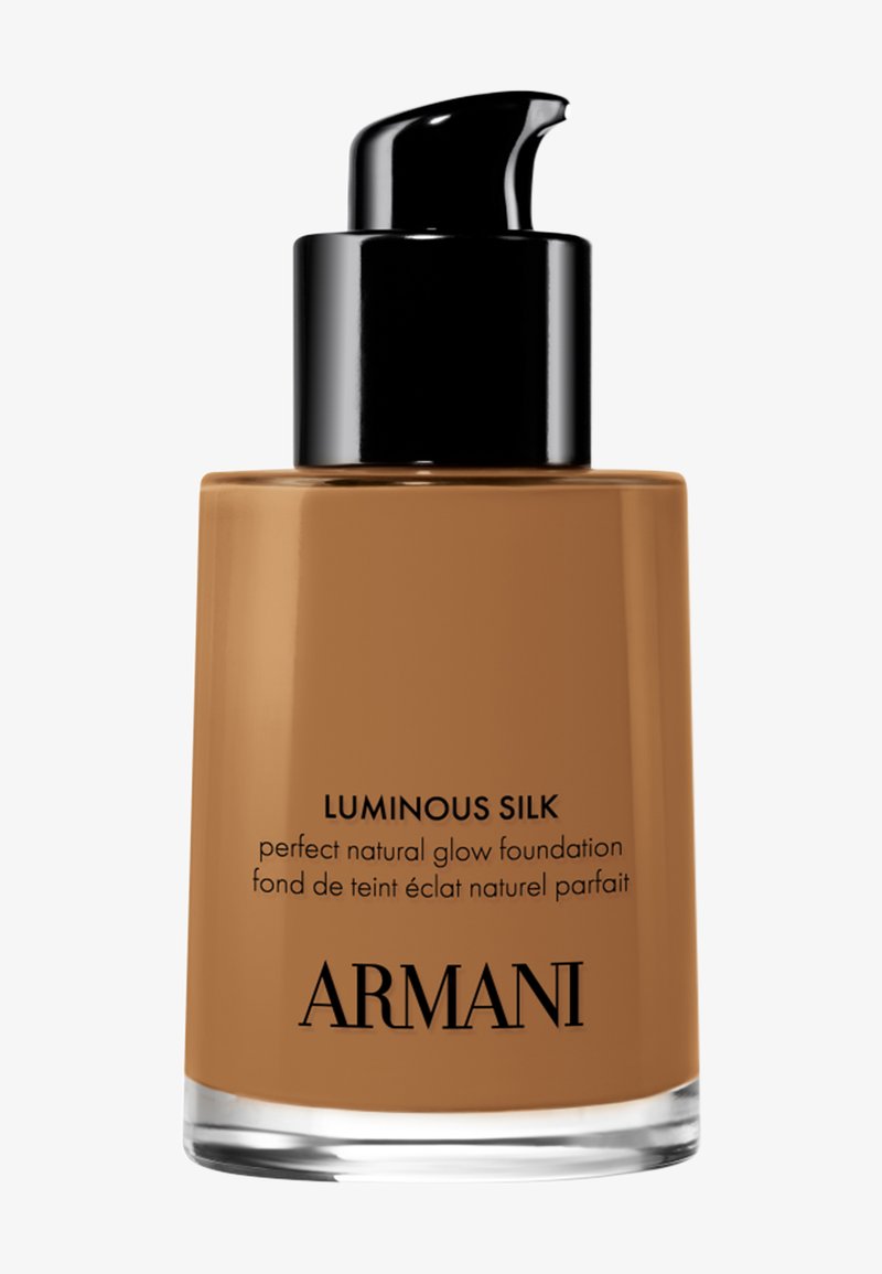 Foundationflaske i mellombrun nyanse med svart pumpehette merket "Luminous Silk perfect natural glow foundation" av Armani.