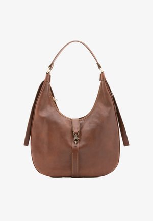 Sac bandoulière en cuir marron avec une seule bandoulière, une sangle verticale avant avec boucle métallique, et des détails de pampilles sur le côté, sur fond blanc.