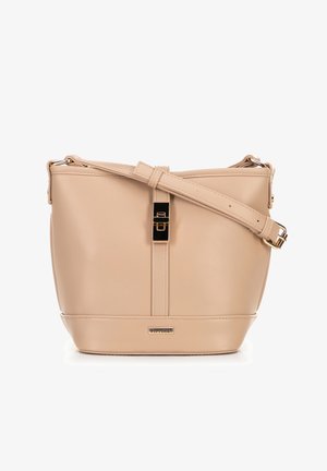 Borsa a secchiello in pelle beige con finitura texturizzata, caratterizzata da una chiusura nera a contrasto e una tracolla regolabile. Inclusi dettagli in metallo dorato.