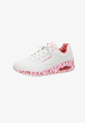 Witte sport sneakers met een gestructureerde bovenkant, voorzien van een roze en rode patroon onderzool en een gestreepte binnenvoering. Merkl logo weergegeven.