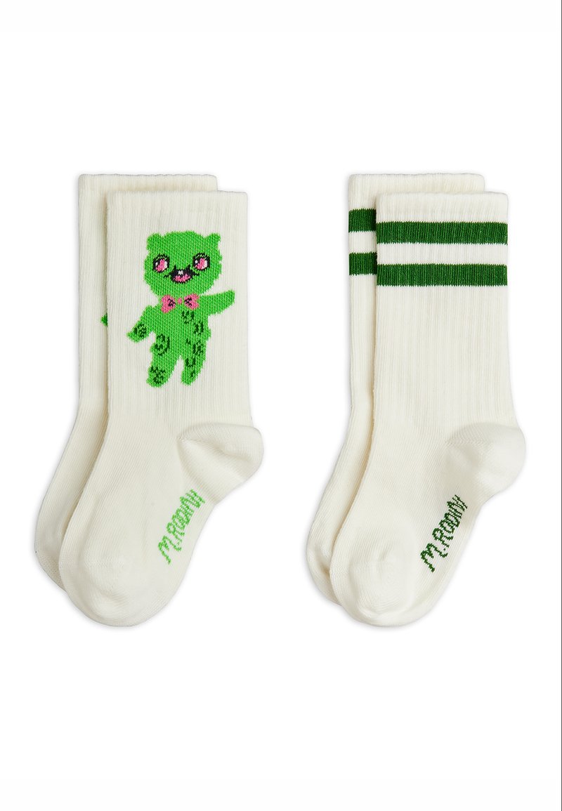 Δύο ζευγάρια λευκές κάλτσες, ένα με ένα πράσινο καρτούν αρκουδάκι και ροζ φιόγκο, το άλλο με δύο πράσινες ρίγες κοντά στη μανσέτα, και τα δύο με πράσινο κείμενο.