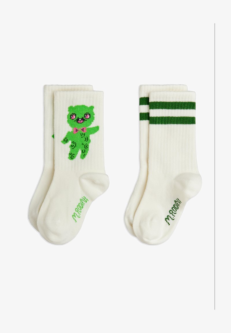 Δύο ζευγάρια λευκές κάλτσες, ένα με ένα πράσινο καρτούν αρκουδάκι και ροζ φιόγκο, το άλλο με δύο πράσινες ρίγες κοντά στη μανσέτα, και τα δύο με πράσινο κείμενο.