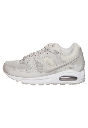 Jasnoszare buty Nike Air Max z cholewką z siateczki i skóry, sznurówkami oraz widoczną amortyzacją powietrzną w białej podeszwie.