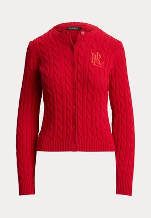 Καρντιγκάν κόκκινου χρώματος με πλέξη καλώδιο, στρογγυλή λαιμόκοψη, μακριά μανίκια και ριμπ τελείωμα. Διαθέτει διακριτικό κεντητό λογότυπο στο αριστερό στήθος.