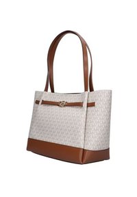 Bolsa tote con cuerpo de lona blanca con un patrón repetido de logotipos, detalles en cuero marrón y dos asas marrones.