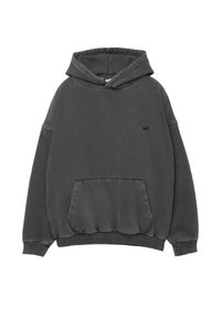 Hanorac cu glugă de culoare gri închis, cu buzunar frontal tip kangaroo, cu manșete și tiv cu nervuri, și un mic logo brodat de culoare neagră pe piept.