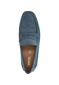 Mocassini in suede blu con suola piatta, caratterizzati da una banda accentuata cucita sulla parte superiore, soletta con marchio e texture liscia.