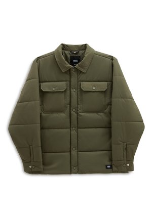 Olivgrüne gesteppte Jacke mit Druckknopfverschluss vorne, zwei Brustklappentaschen, langen Ärmeln mit verstellbaren Manschetten und einem Kragen.