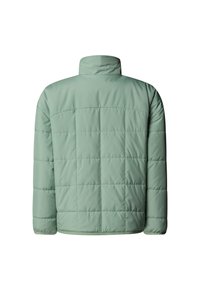 Grøn quiltet jakke med høj krave, der har en glat tekstur og et rektangulært quiltet mønster, set bagfra.