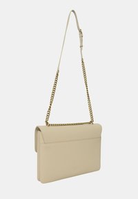 Borsa a mano in pelle beige con una superficie liscia, dotata di pattina pieghevole e tracolla in catena dorata per versatilità e stile.