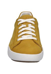 Zapatillas de ante amarillas con cordones blancos y suela de goma blanca texturizada. Presenta un diseño sencillo, forma redondeada y sin marcas visibles.