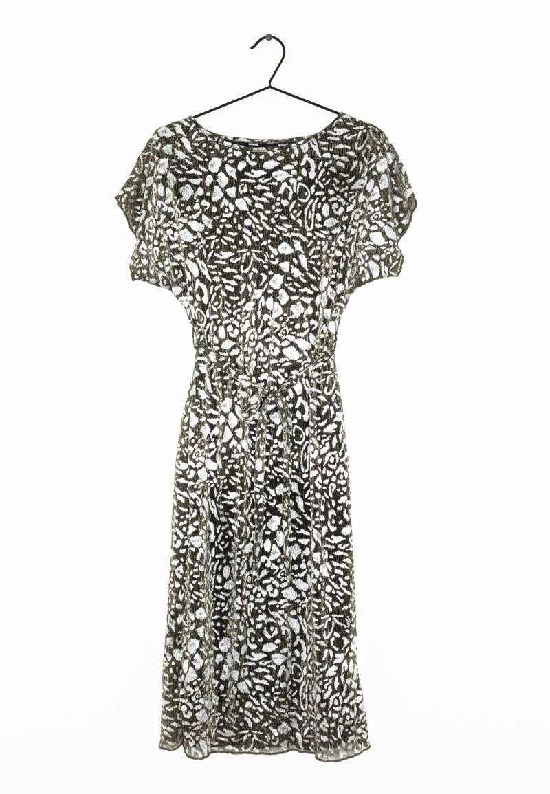 Sukienka w kwiatowy wzór o luźnym kroju, z krótkimi rękawami i ściągniętą talią. Wykonana z lekkiego materiału w kontrastowych białych i czarnych odcieniach.