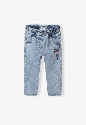 Blugi din denim de culoare albastru deschis cu un talie elastică, având două buzunare frontale și accente brodate: o pereche de buze și un fulger.