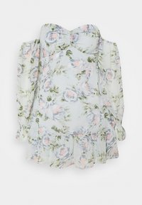 Robe bleue claire à fleurs, décolleté off-shoulder avec des manches bouffantes, ornée d'un nœud au col et d'un ourlet froncé. Fabriquée en tissu transparent.