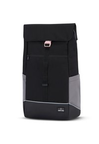 Svart tygryggsäck med rullöppning, rosa spänne och grå detaljer. Innehåller en framficka med dragkedja och en märkt etikett på botten.