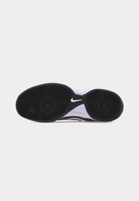 Μαύρη ελαστική σόλα παπουτσιού Nike με κυκλικά σχέδια πέλματος και λευκό λογότυπο σβούρας στη μέση του παπουτσιού.