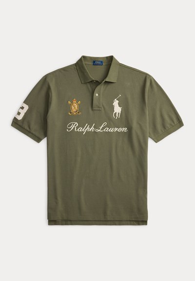 Αθλητική μπλούζα Ralph Lauren σε ελαιώδες πράσινο με γιακά, λαιμόκοψη με δύο κουμπιά, κεντημένο λογότυπο ιππέα με άλογο, έμβλημα και το νούμερο 3 στο μανίκι.