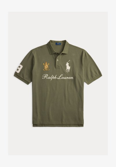 Αθλητική μπλούζα Ralph Lauren σε ελαιώδες πράσινο με γιακά, λαιμόκοψη με δύο κουμπιά, κεντημένο λογότυπο ιππέα με άλογο, έμβλημα και το νούμερο 3 στο μανίκι.