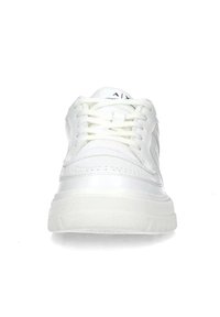 Sneakers in pelle bianca con lacci piatti, dettagli perforati e suola in gomma testurizzata. Presentano un logo sulla linguetta e una finitura liscia.