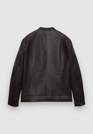 Schwarze Lederjacke mit strukturierter Oberfläche, ausgestattet mit Schulterpolstern, geradem Schnitt und geknöpften Manschetten. Keine sichtbaren Beschläge oder Muster.