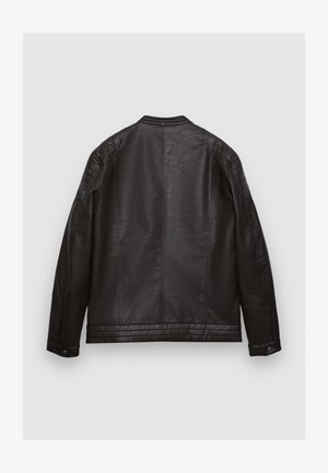 Schwarze Lederjacke mit strukturierter Oberfläche, ausgestattet mit Schulterpolstern, geradem Schnitt und geknöpften Manschetten. Keine sichtbaren Beschläge oder Muster.