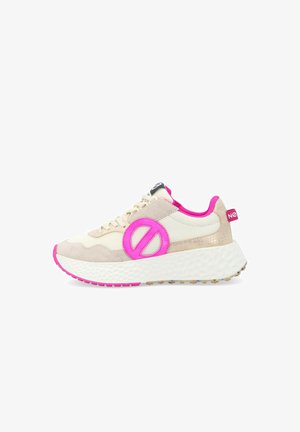 Chaussure de sport beige avec des accents roses, dotée d'une tige en maille texturée, d'un logo prominent et d'une semelle épaisse et rembourrée avec une bonne adhérence.