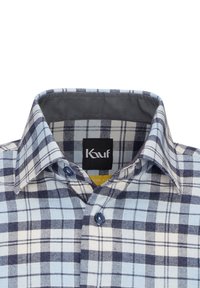 Camicia a quadri con motivo azzurro chiaro, blu navy e bianco. Presenta un colletto classico, chiusura a bottoni e una fodera interna del colletto a contrasto.