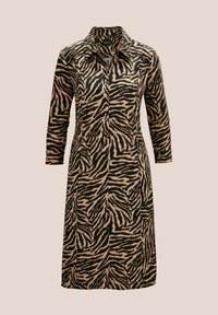 Knie-langes Kleid mit Kragen aus weichem Stoff, das ein ganzflächiges Zebra-Streifenmuster in Schwarz und Beige zeigt, mit Dreiviertelärmeln.