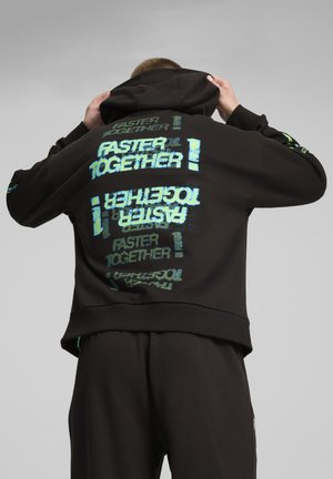 Sort hættebluse med stort "FASTER TOGETHER" grafik i blå og grøn på ryggen, med ribstrikkede manchetter og kant.