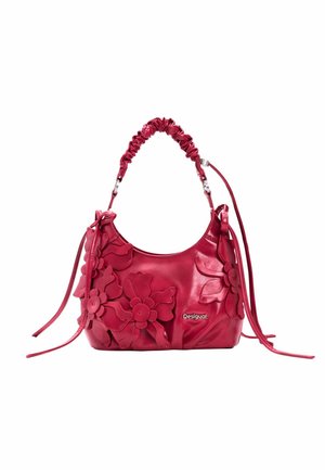 Červená kabelka s kvetinovými aplikáciami, naberanou rúčkou, dlhými bočnými popruhmi a malým logom „Desigual“ na prednej strane.