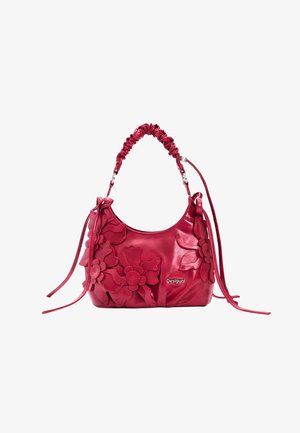 Rote Handtasche mit floralem Applikationen, gerafftem Griff, langen Seitenriemen und kleinem "Desigual"-Logo vorne.