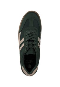 Baskets en daim vert avec des accents beiges, tige texturée, design à lacets, col rembourré et doublure intérieure douce. Semelle en caoutchouc avec adhérence.