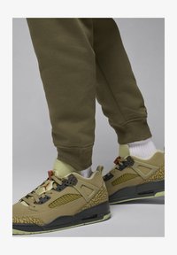 Atlasīts, medium olive black