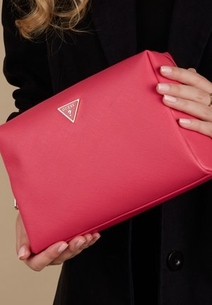 Roze synthetische clutch met een gestructureerd oppervlak, driehoekig zilveren logo, ritsluiting en een slanke rechthoekige vorm.