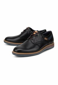 Scarpe in pelle nera con lacci, dalla finitura liscia, caratterizzate da lacci bordeaux, suola a contrasto e un branding sottile di lato.