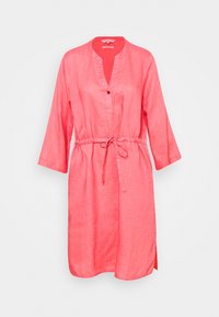 Korallenfarbene Leinenkleid mit Mandarin-Kragen, drei Viertel-Ärmeln, Knopfverschluss vorne und verstellbarem Taillengürtel. Mit seitlichen Schlitzen.