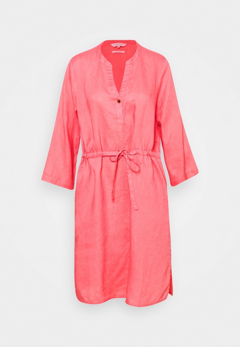 Korallenfarbene Leinenkleid mit Mandarin-Kragen, drei Viertel-Ärmeln, Knopfverschluss vorne und verstellbarem Taillengürtel. Mit seitlichen Schlitzen.