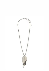 Collier en chaîne en argent avec un pendentif composé de formes ovales superposées et d'accents pendants, mettant en valeur une finition polie et des détails texturés.