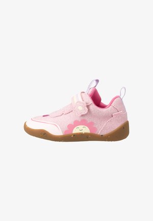 Basket rose pour enfant avec motif soleil souriant et fleur, bride auto-agrippante et semelle marron tachetée.