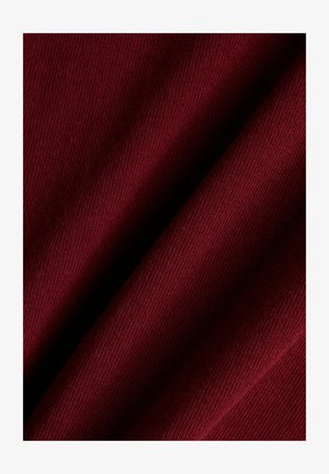 Tela roja con una textura lisa y de punto fino, que presenta un estiramiento sutil y un tono profundo y rico. No hay patrones ni acentos notables.