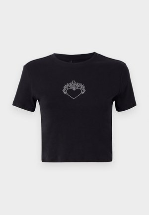 T-shirt noir court en coton, avec un design de cœur en strass argenté et des flammes au-dessus, col rond et manches courtes.