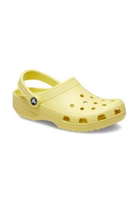 Sabot en plastique jaune avec des trous de ventilation, une sangle arrière et des zones texturées. Bout rond et semelle durable conçue pour le confort.