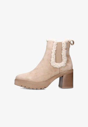 Stivaletti beige in suede con tacco a blocco texture, linguetta sul retro e rifinitura in pelliccia artificiale attorno alla caviglia, dotati di pannelli laterali elasticizzati.