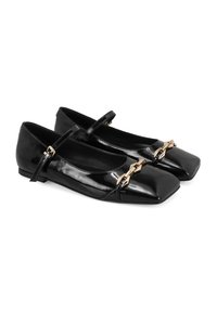 Schwarze Lackleder-Ballettschuhe mit quadratischer Spitze, goldener Schnalle und verstellbarem Knöchelriemen. Glatte Textur und niedriger Absatz.