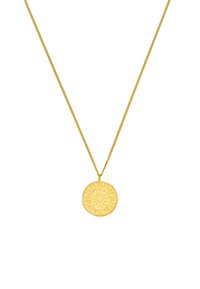 Goldfarbener Halskette mit einem runden Anhänger, der feine gravierte Details, einschließlich Symbole und einem zentralen Design, auf einer filigranen Kette aufweist.