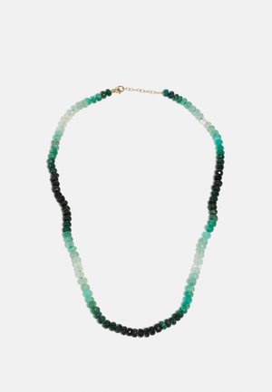 Collier multicolore composé de perles rondes facettées dans des nuances de vert, noir et translucide, avec un fermoir en or.